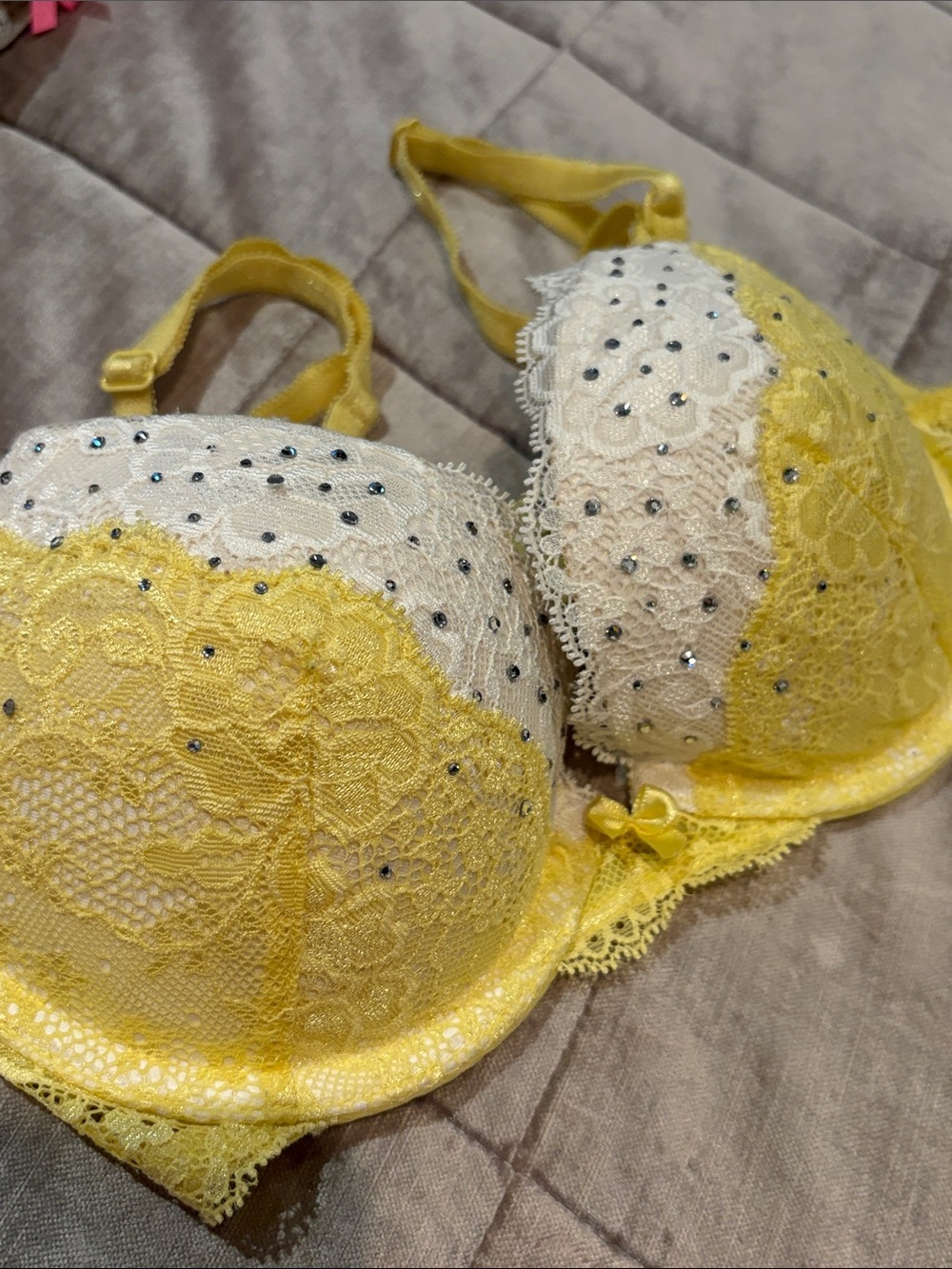 Victoria's Secret Dream Angels  Yellow Cream Lace Push-Up Bra Rhinestones 32 B